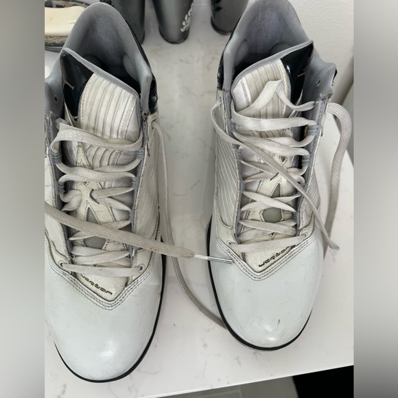 Original Jordan throwbacks. Used Great wearing condition - Picture 3 of 15